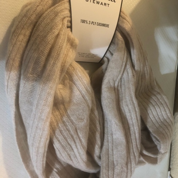 Martha Stewart 2-ply‎ cashmere luxury Beige infinity plush winter scarf new - Picture 9 of 9